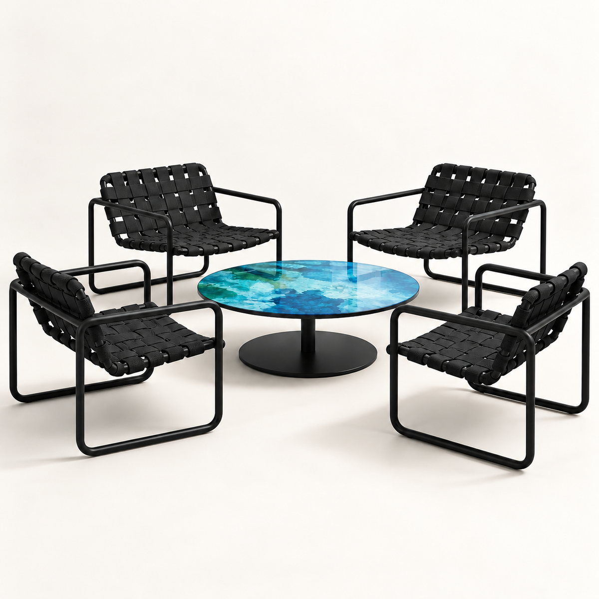 Representação digital do conjunto Costa Verano preto, quatro poltronas e mesa redonda com tampo azul mesclado
