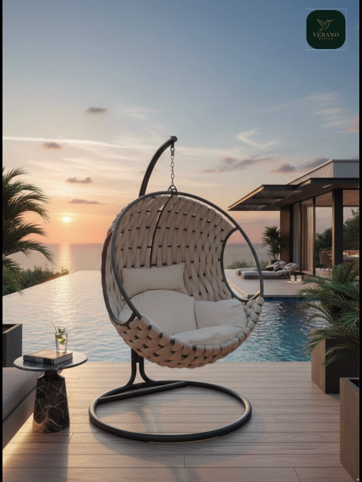 Imagem de referência enviada do balanço Ninho Verano com suporte e base circular em terraço com piscina; decoração não incluída.