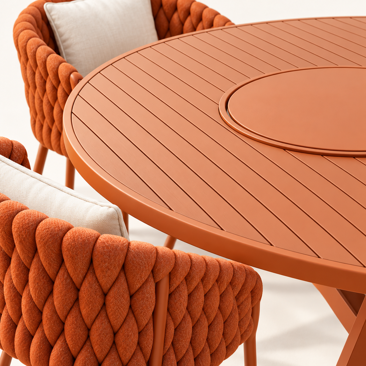 Representação digital de detalhes do Solar Verano Terracota: tampo ripado, centro giratório e trama espessa da poltrona; sem comprovação de material ou fabricação.