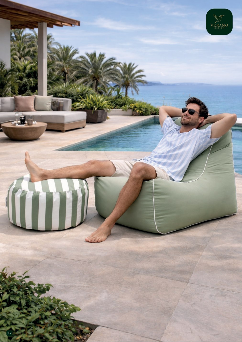 Mangue Verano | Puff Espreguiçadeira Verde Sálvia em ambiente sofisticado — foto de catálogo Verano Design nº 15