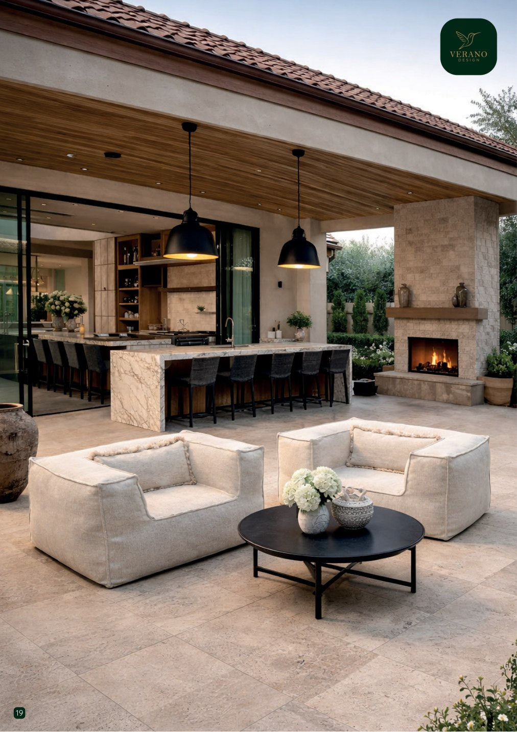 Abrigo Verano | Sofá Puff Curvo para Área Gourmet em ambiente sofisticado — foto de catálogo Verano Design nº 19