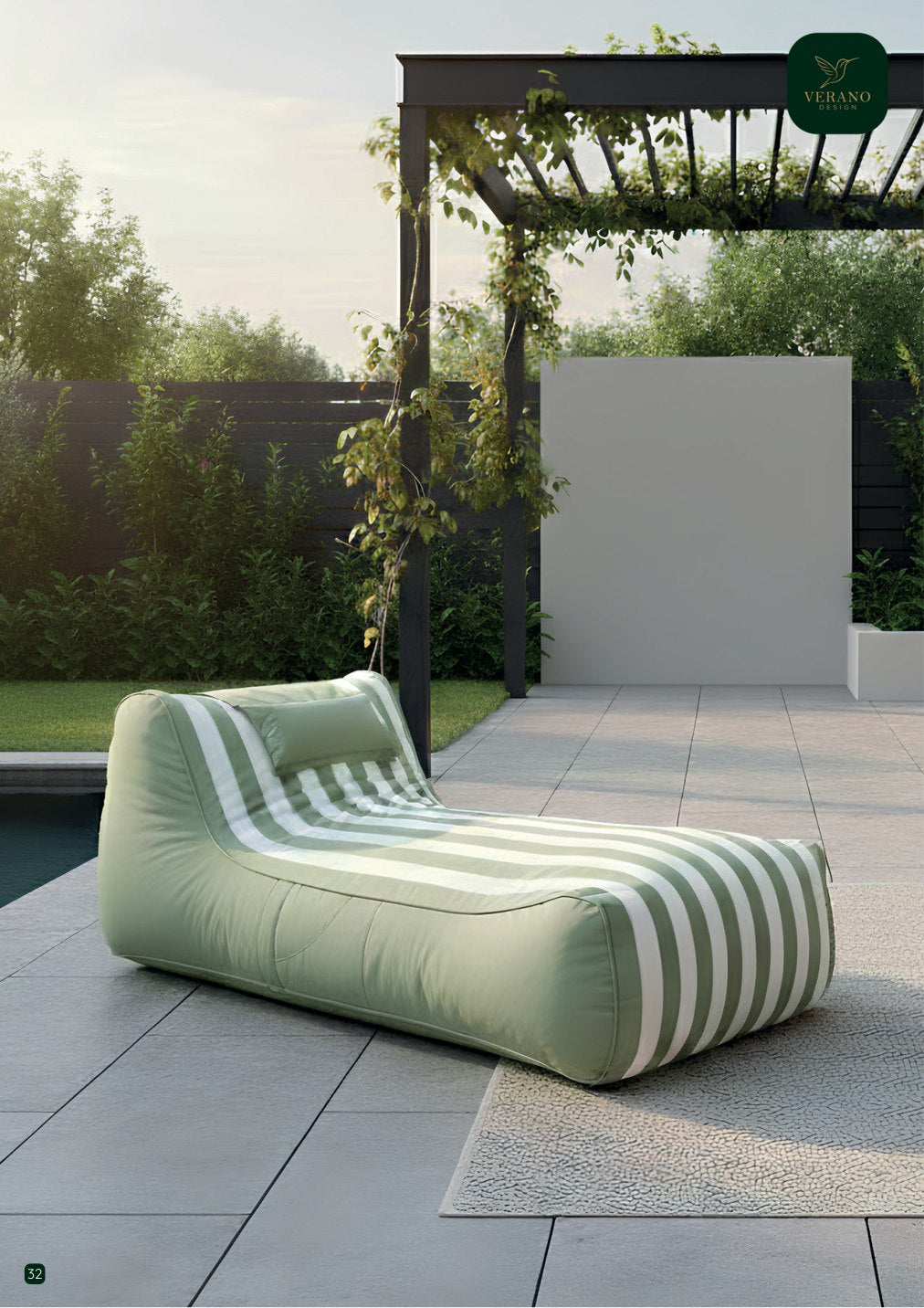 Marisma Verano chaise puff estofada curva verde sálvia com listras off-white em varanda junto à piscina