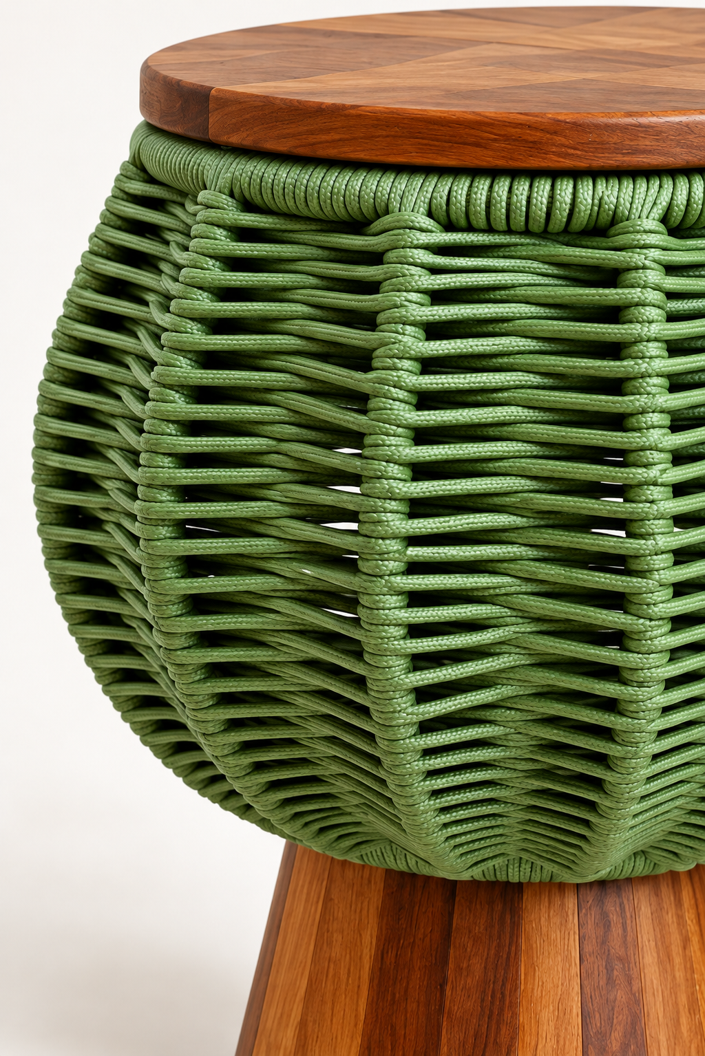 Raiz Verano — Mesa Lateral Redonda com Base Escultural — detalhe do desenho e acabamento; representação digital